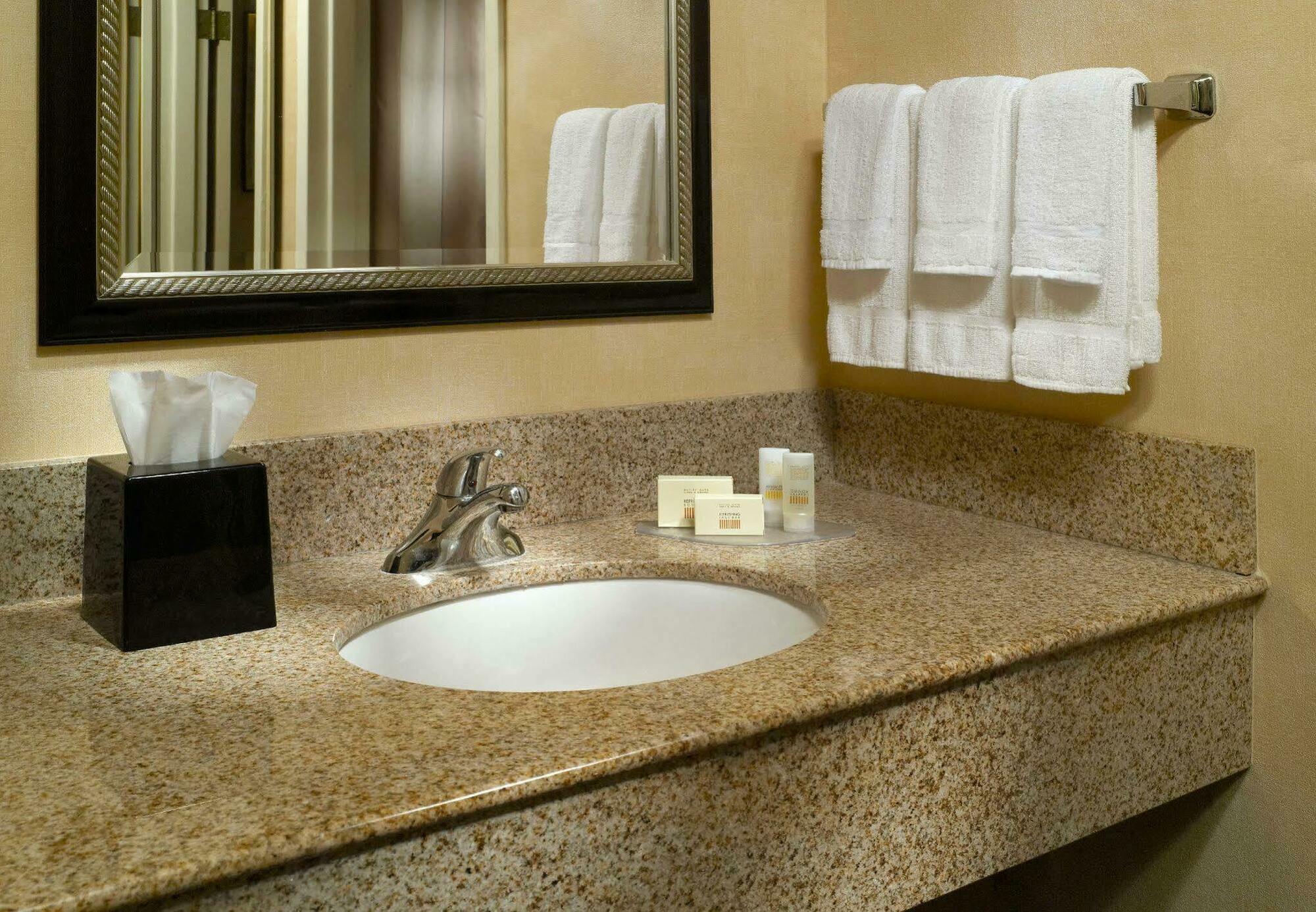 Courtyard By Marriott Savannah Midtown Ngoại thất bức ảnh